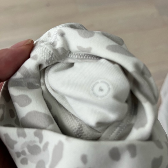 Lululemon align high rise crop 17’ size 4 - Picture 6 of 6